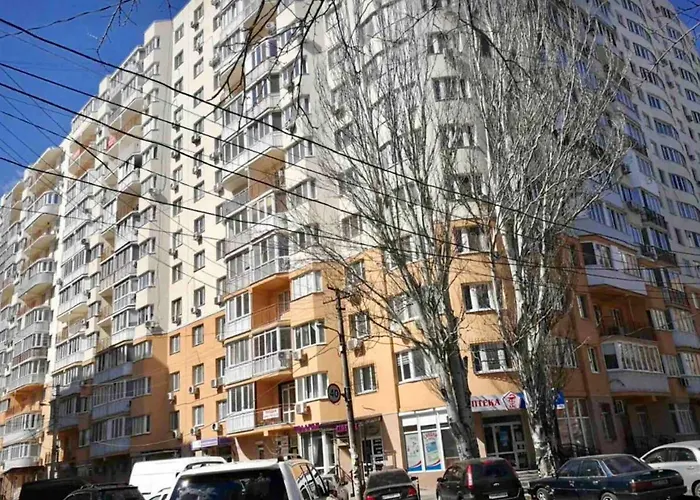 & Vernissage On Kostandi